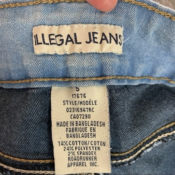 ILLEGAL Jeans Light Blue Wash Detailed Zipper Women’s Capris Jeans Size 5 - Picture 7 of 11